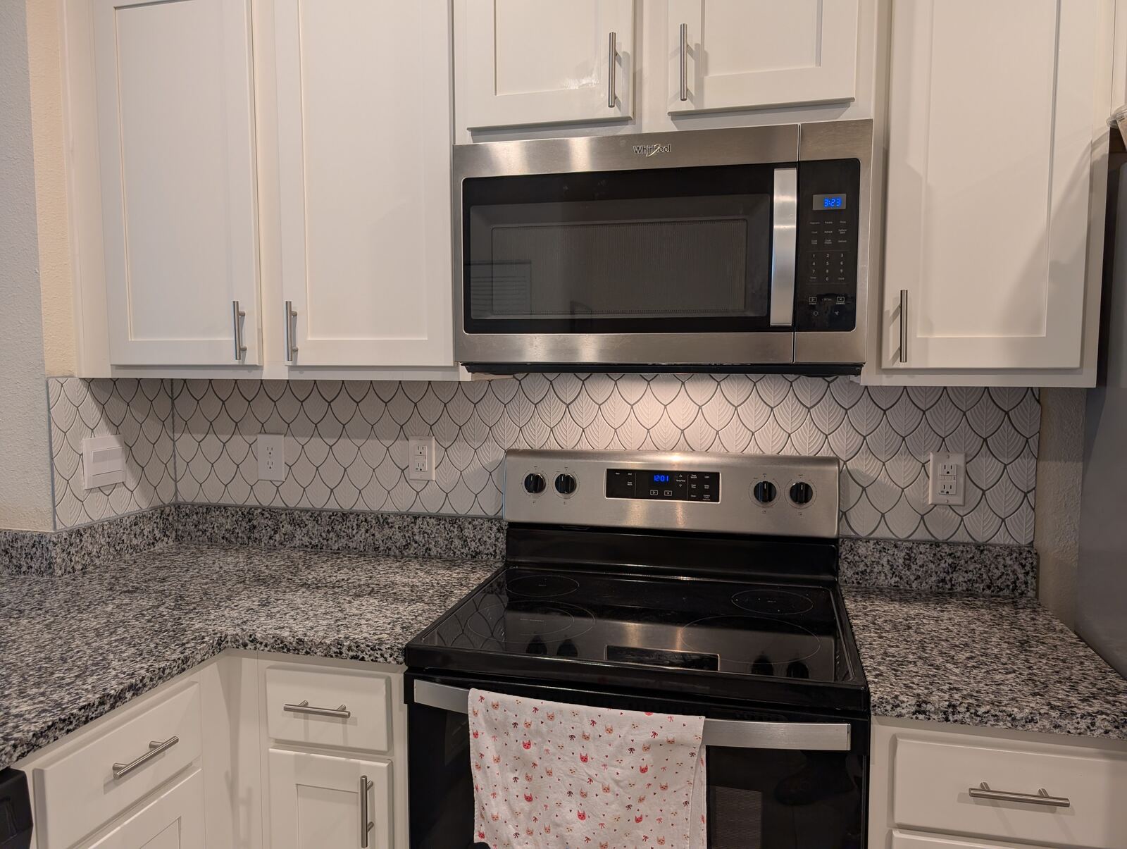 Finished kitchen backsplash tile installation spanning countertop to upper cabinets in Ponte Vedra kitchen