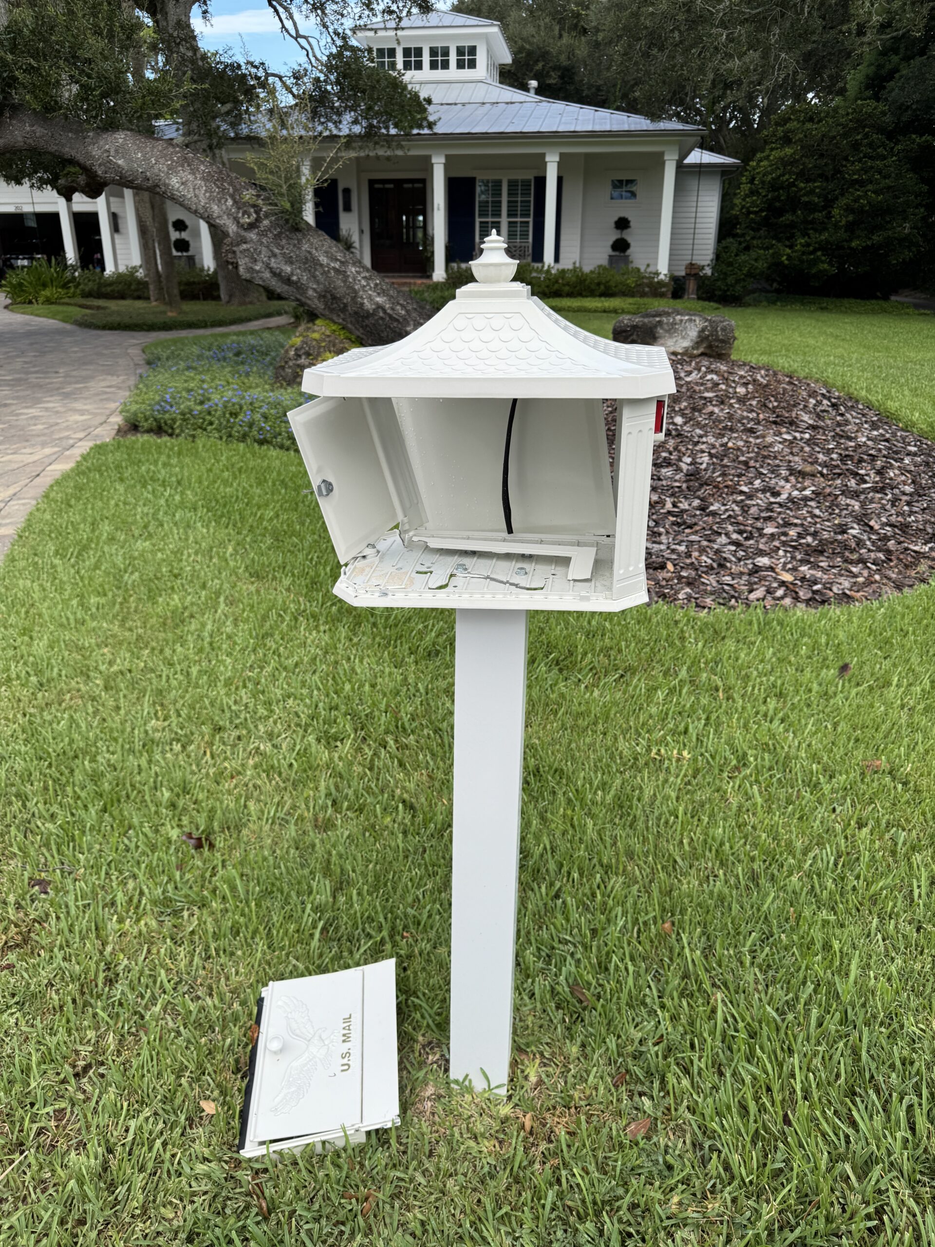 Ponte Vedra Mailbox Replacement After a Dump Truck Accident 3 Close-up of the damaged mailbox post before a Ponte Vedra mailbox replacement